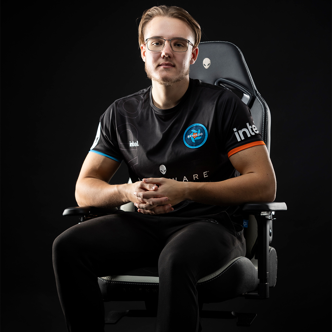 bravadogaming's tweet photo. The Alienware S5800 by @Vertagear

😮‍💨 Easy to build
🫶🏻 Actual lumbar support
↕ Back, height, and arm rest adjustment

Thank you for kitting out our war room @vertagear 🫡
Available at @evetech here: https://t.co/b8jUhHqsHM