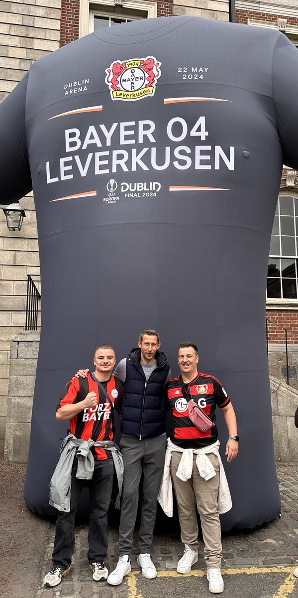 Der Tag in Dublin beginnt einfach mit einer 🖤♥️ Legende 🙏🏼🫶

Ich kann Euch gar nicht sagen wie gut sich das anfühlt.

Auf meine Frage, ob er nervös sei antwortete Kies trocken: „Ehrlich gesagt, gar nicht!“ 🙏🏼🙌🏻

Ich werde hier immer aufgeregter 😂