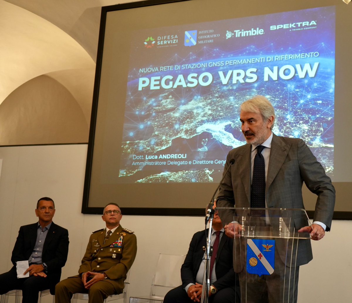 Difesa_Servizi's tweet photo. Presentato il progetto Pegaso all’Istituto Geografico Militare dell’@Esercito a @comunefi 
Si tratta della nuova rete nazionale GNSS “Global Navigation Satellite System”
nel panorama delle tecnologie geospaziali, frutto della collaborazione tra #DifesaServizi, l’Istituto Geografico Militare e @TrimbleCorpNews - azienda leader nel settore GPS.
L’AD Andreoli “Il mondo della #Difesa torna ad essere trainante nella ricerca e nell’innovazione per lo sviluppo del #Paese e della collettività.
Con questo progetto abbiamo messo a  sistema le capacità e l’esperienza del mondo #militare, tramite l’Istituto Geografico Militare, e la professionalità e le competenze del mondo civile, tramite l’azienda @TrimbleCorpNews. Anche riuscire a sviluppare questa sinergia pubblico - privato è uno strumento innovativo perché ci consente di ottenere risultati efficaci, in pochissimo tempo. 
Il partenariato pubblico privato è uno strumento in cui Difesa Servizi crede e ne è convinta utilizzatrice, non solo per questo progetto ma anche per numerosi altri come sarà per il Polo Nazionale della Subacquea della @ItalianNavy”