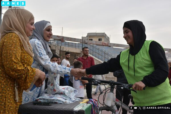 Die lokale Selbstverwaltung von #Raqqa hat ein Radrennen für Frauen und Mädchen organisiert. Vielleicht gibt es ja in den nächsten Jahren ein Talent aus Nord- und Ostsyrien, dass an der @LeTourFemmes teilnimmt? #WatchTheFemmes aanesgov.org/?p=12113