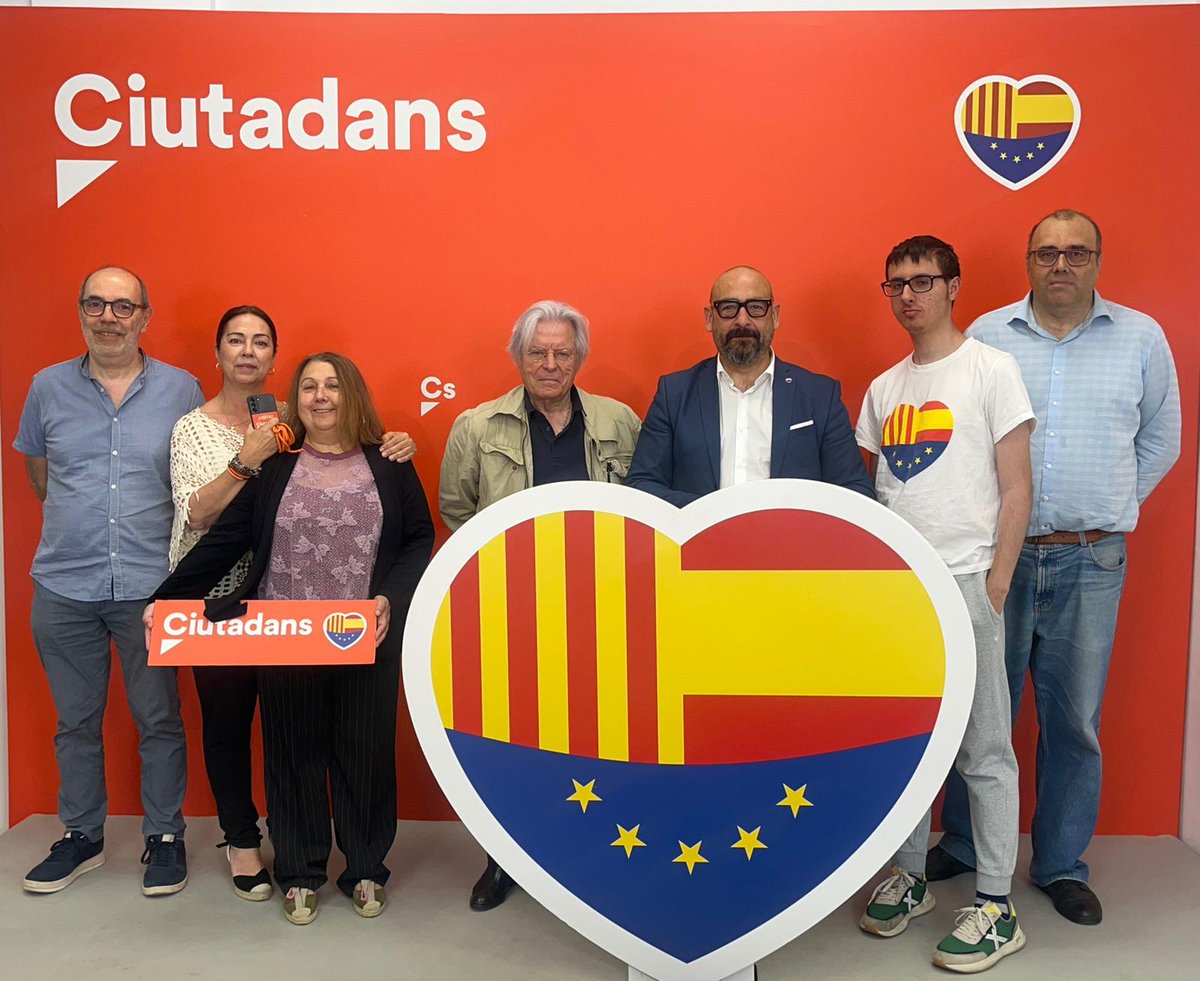 Una representación de Cs Barcelona ha acompañado hoy a <a href="/jordi_canyas/">Jordi Cañas</a> y Javier Nart en la presentación del cartel de campaña.

Nadie, salvo CS puede formar parte del Grupo Liberal en el Parlamento Europeo. Nadie, salvo CS representará a España.

#EquipoEspaña 🇪🇦🇪🇺 a por todas!