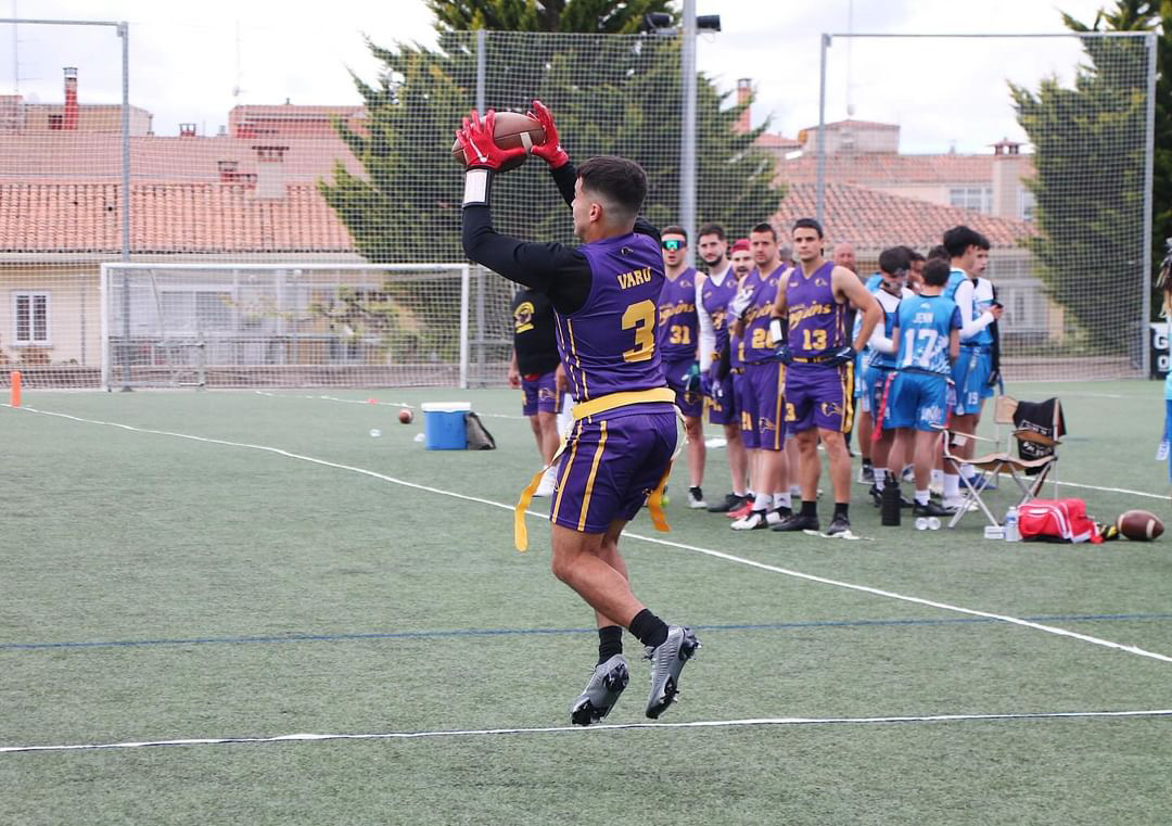 ASHisfootball (@ashisfootball) on Twitter photo 📰 "Valladolid Penguins se proclama en la III Ávila Bowl y Camioneros domina las categorías formativas"
¡Te lo contamos! 👉🏻 adrisanhawks.com/valladolid-pen…
📝 <a href="/VCalle4/">Víctor Ca11e</a>
📸 <a href="/pucelapenguins/">Valladolid Penguins Football</a> 📰 "Valladolid Penguins se proclama en la III Ávila Bowl y Camioneros domina las categorías formativas"
¡Te lo contamos! 👉🏻 adrisanhawks.com/valladolid-pen…
📝 <a href="/VCalle4/">Víctor Ca11e</a>
📸 <a href="/pucelapenguins/">Valladolid Penguins Football</a>