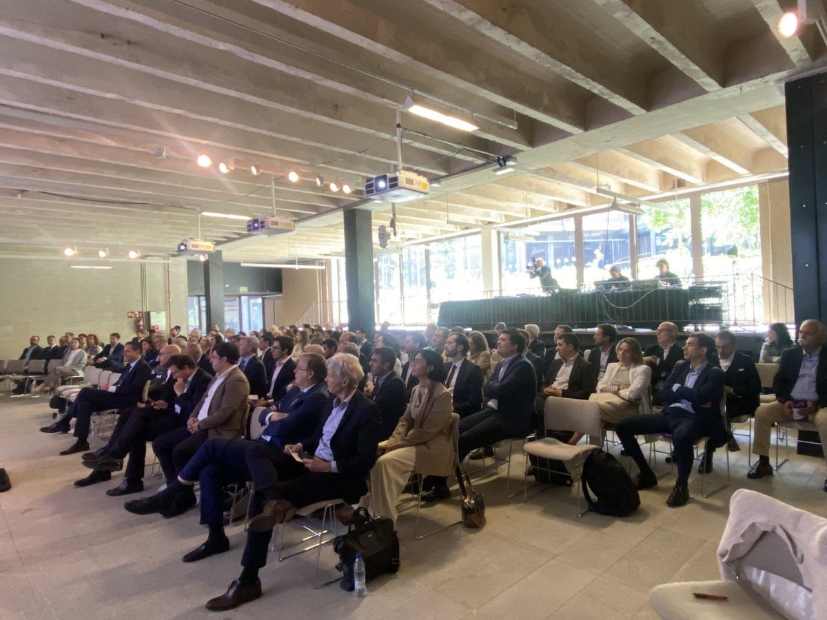 El #ForoSolunion2024, por cierto, se celebra en el <a href="/COAMadrid/">COAM</a>. A tope, el salón de actos.