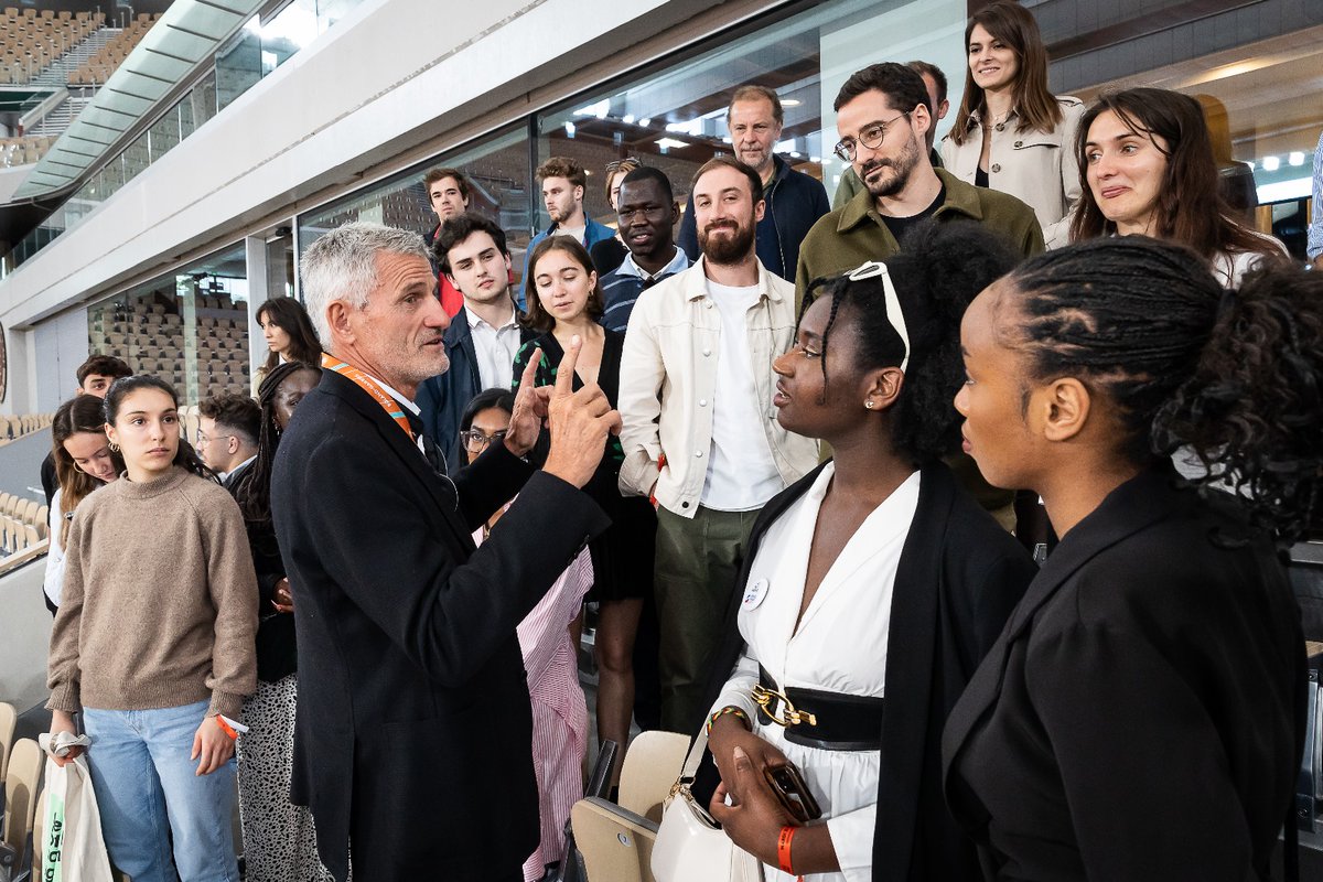 GillesMoretton's tweet photo. Nous avons eu la chance d'accueillir ici à @rolandgarros des membres du Conseil Parisien de la Jeunesse, des volontaires en @ServiceCivique et une délégation de jeunes athlètes CAAJOP dont certains de ces futurs champions et championnes sont dans la dernière ligne droite de leur préparation pour les Jeux olympiques et paralympiques de 2024, grâce au soutien précieux de la Ville de @Paris. Nous sommes ravis d'avoir pu leur faire visiter ce stade mythique et nous leur souhaitons beaucoup de réussite aux Jeux.