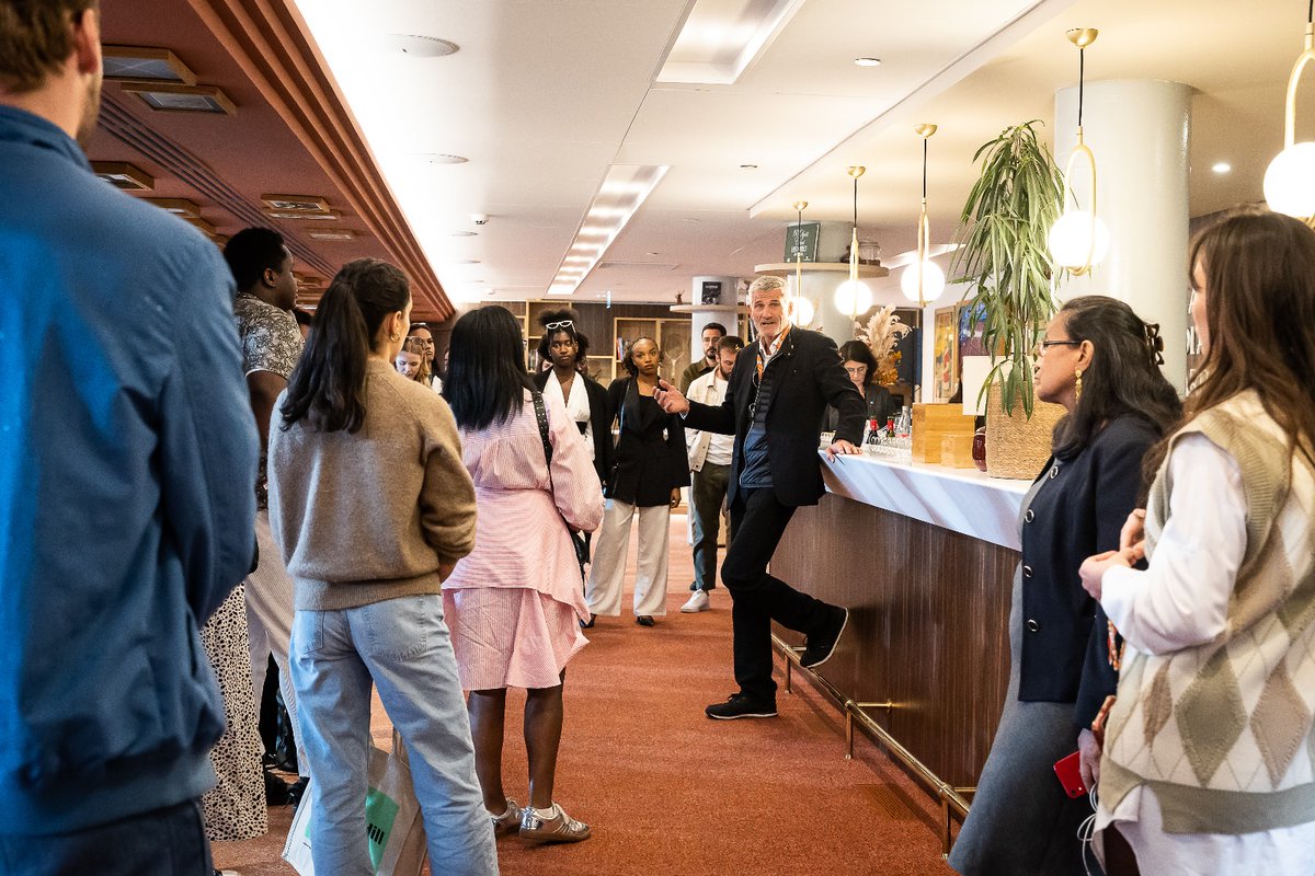 GillesMoretton's tweet photo. Nous avons eu la chance d'accueillir ici à @rolandgarros des membres du Conseil Parisien de la Jeunesse, des volontaires en @ServiceCivique et une délégation de jeunes athlètes CAAJOP dont certains de ces futurs champions et championnes sont dans la dernière ligne droite de leur préparation pour les Jeux olympiques et paralympiques de 2024, grâce au soutien précieux de la Ville de @Paris. Nous sommes ravis d'avoir pu leur faire visiter ce stade mythique et nous leur souhaitons beaucoup de réussite aux Jeux.