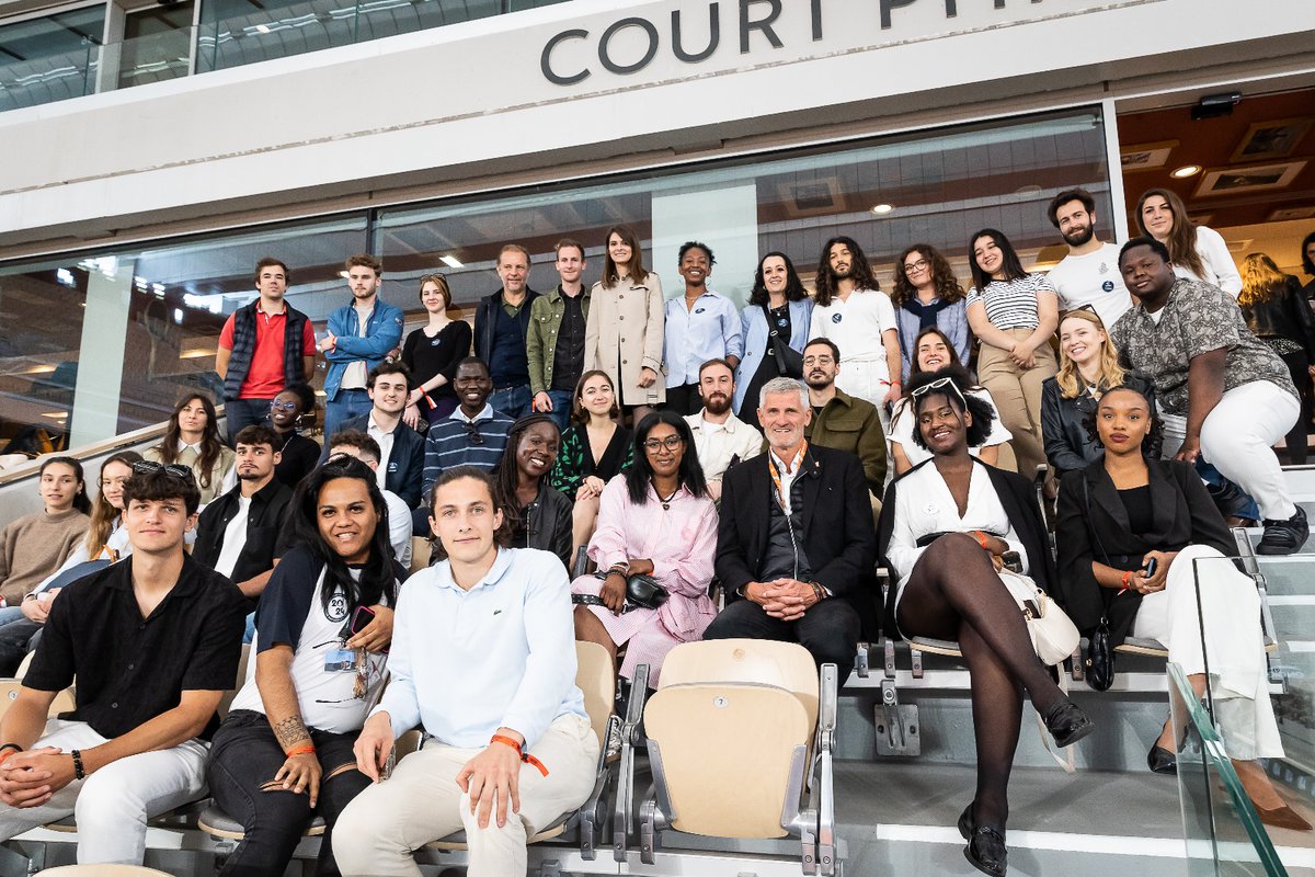 GillesMoretton's tweet photo. Nous avons eu la chance d'accueillir ici à @rolandgarros des membres du Conseil Parisien de la Jeunesse, des volontaires en @ServiceCivique et une délégation de jeunes athlètes CAAJOP dont certains de ces futurs champions et championnes sont dans la dernière ligne droite de leur préparation pour les Jeux olympiques et paralympiques de 2024, grâce au soutien précieux de la Ville de @Paris. Nous sommes ravis d'avoir pu leur faire visiter ce stade mythique et nous leur souhaitons beaucoup de réussite aux Jeux.