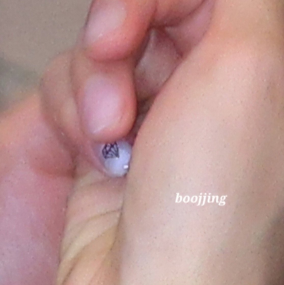WAIT OMG seungkwan has a diamond nail art on his pinky ?? 😭😭😭😭 the fact that it's in the finger where his svt ring is in too... he loves his team he loves his crew 

cr boojjing