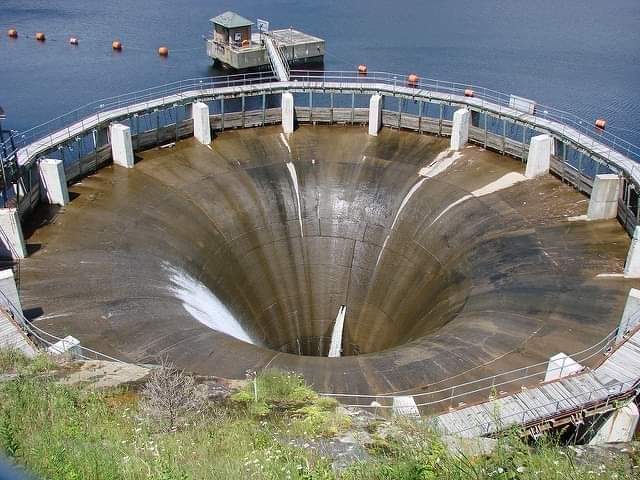 SPILLWAY💦
A spillway  is a structure built to provide controlled release of water from a dam or levee into a downstream area, typically a riverbed, reservoir, or drainage system. Its main purpose is to prevent water from overtopping the dam, which can lead to structural failure.