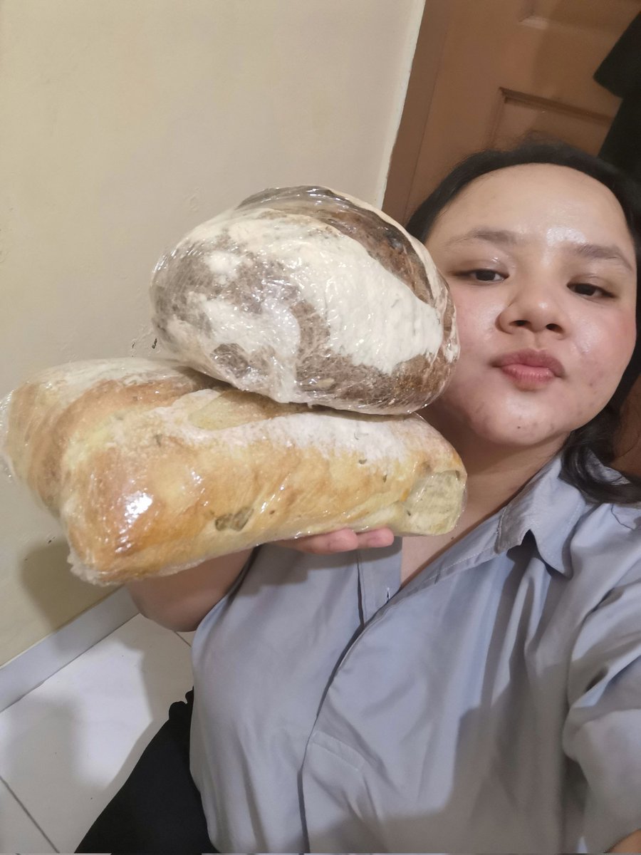 suka bgt stock sourdough dr mediterranea, tapi kemaren beli malah salah pencet pake pengiriman biasa 🙂 dateng2 gemes aja liat roti dibungkus dikardusin gini wkwk untungnya masih aman di suhu ruang bbrp hari. me 🫶🏻 bread