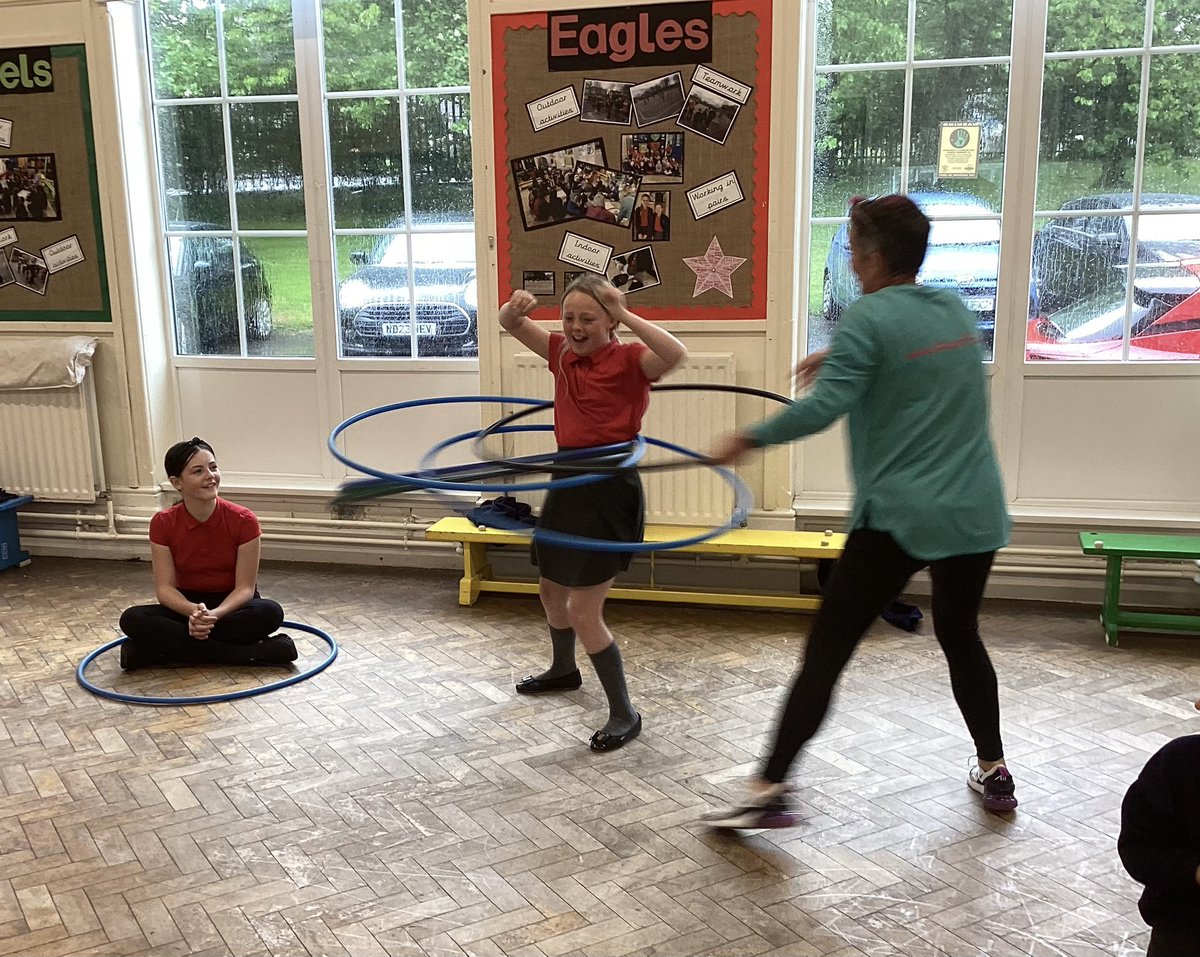 Class 4 are having an amazing hula-hooping session with <a href="/Kidz_R_Fit/">Kidz R Fit and Hoopstarz</a>