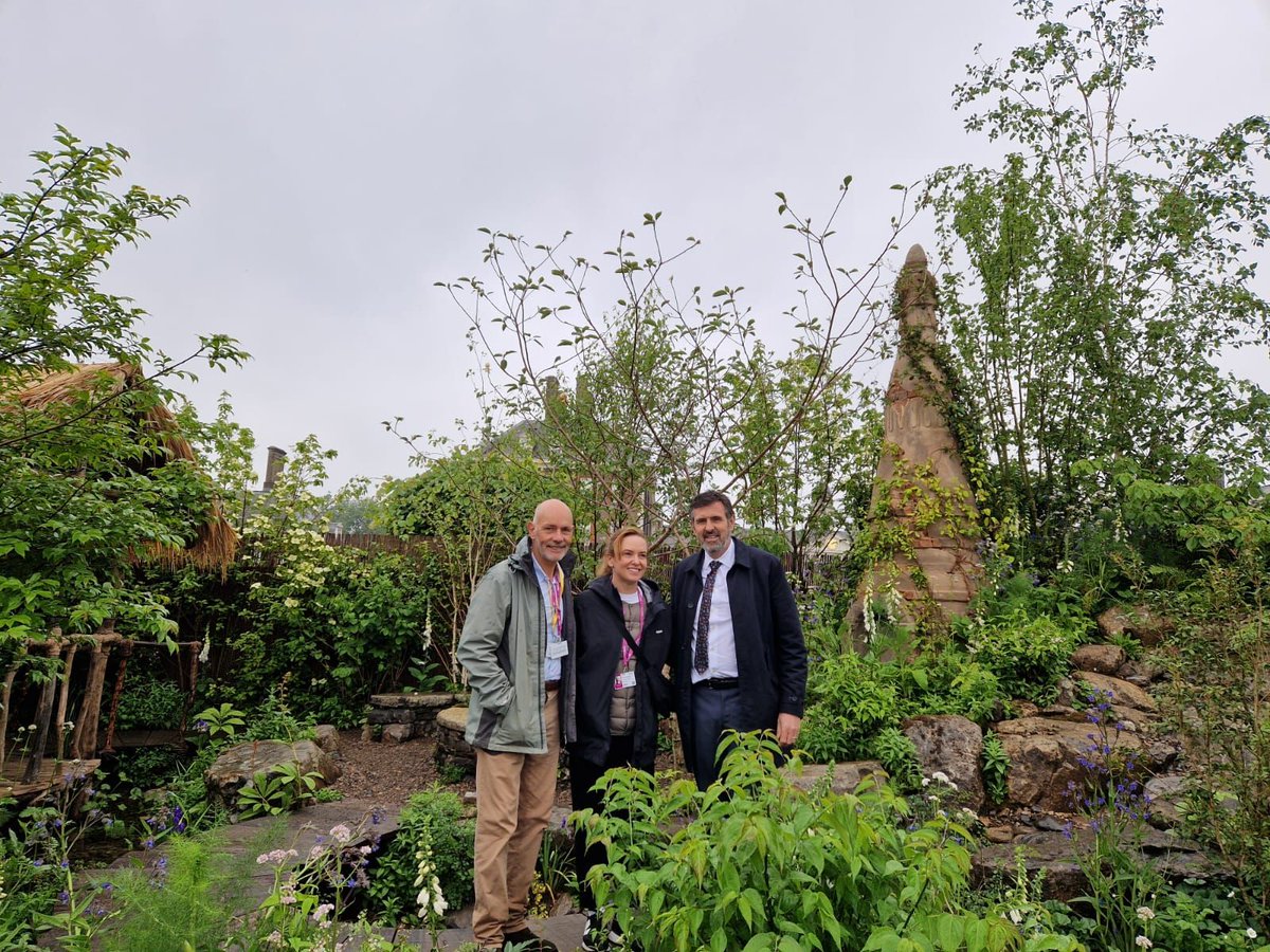 Adam Frost, @BBC presenter, with Prof Chris Griffiths OA and Prof Jemima Mellerio on the award-winning BSI Sanctuary Partnership garden at @The_RHS #RHSChelsea @DulwichCollege @OA_Association rhs.org.uk/shows-events/r…