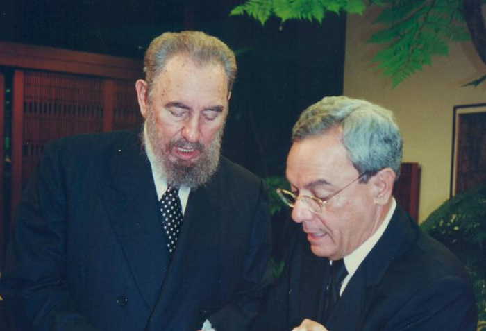 agnes_becerra's tweet photo. "Fidel vivirá porque sobrevivió a todos los peligros y triunfó, y si Cuba existe, es porque su nombre no se puede disociar del pueblo del cual surgió". Eusebio Leal #Cuba 🇨🇺 https://t.co/uPqKNeCn68