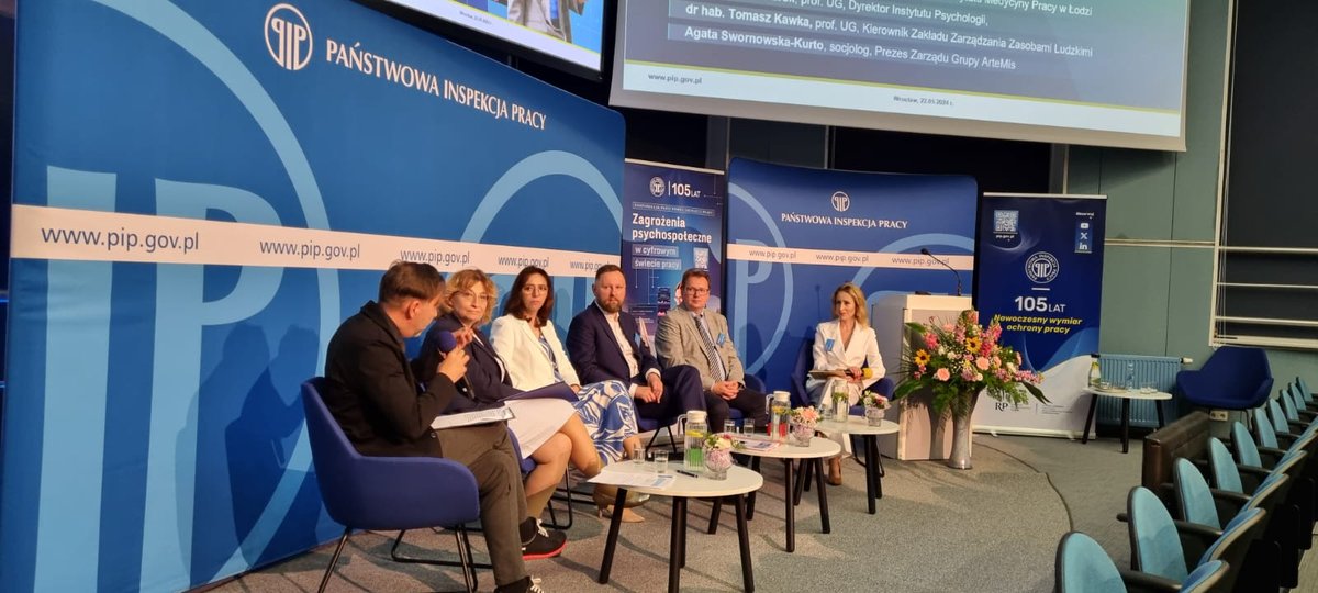 g_hrycko's tweet photo. Kondycja psychiczna pracownika, bezpieczne psychologicznie miejsce pracy, empatia jako kompetencja przyszłości, jakiego miejsca pracy oczekujemy, wszechobecna zmiana – o tym wszystkim rozmawiamy na panelu dyskusyjnym podczas konferencji #PaństwowaInspekcjaPracy. https://t.co/fr8q3w5OK6