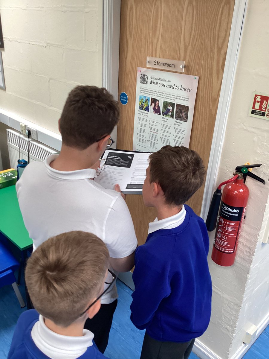 Boult_SP_H's tweet photo. Dementia Awareness afternoon, learning about the condition, aids that can assist and reflecting on how Dementia Friendly our school environment is. https://t.co/tGX2Ee1d94