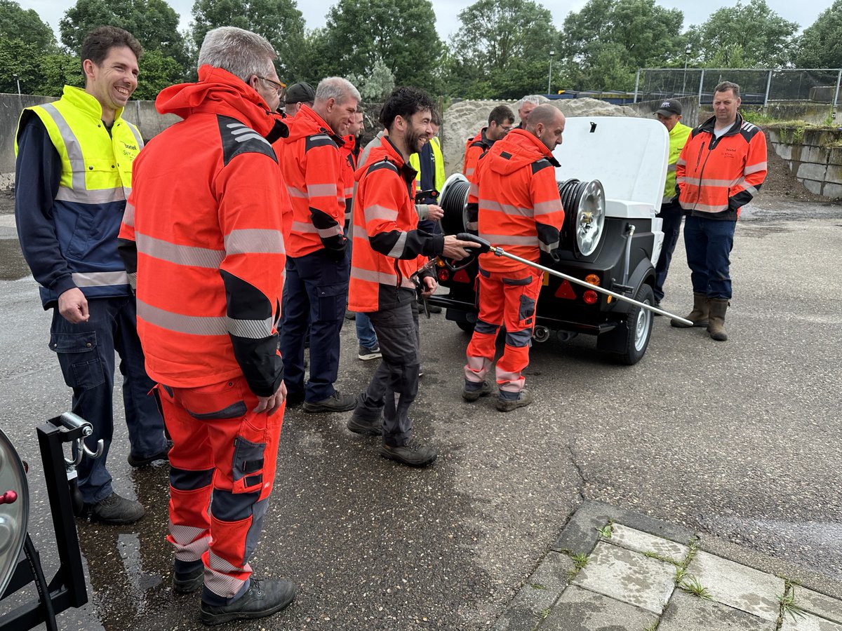 Vanochtend heeft Gemeente Boxtel haar zuigaanhanger, MultiJet en FlexJet+ in ontvangst genomen. Uiteraard met uitgebreide instructie van één van onze vertegenwoordigers Clement Tobie. Wij wensen alle medewerkers veel werkplezier met hun nieuw materiaal.