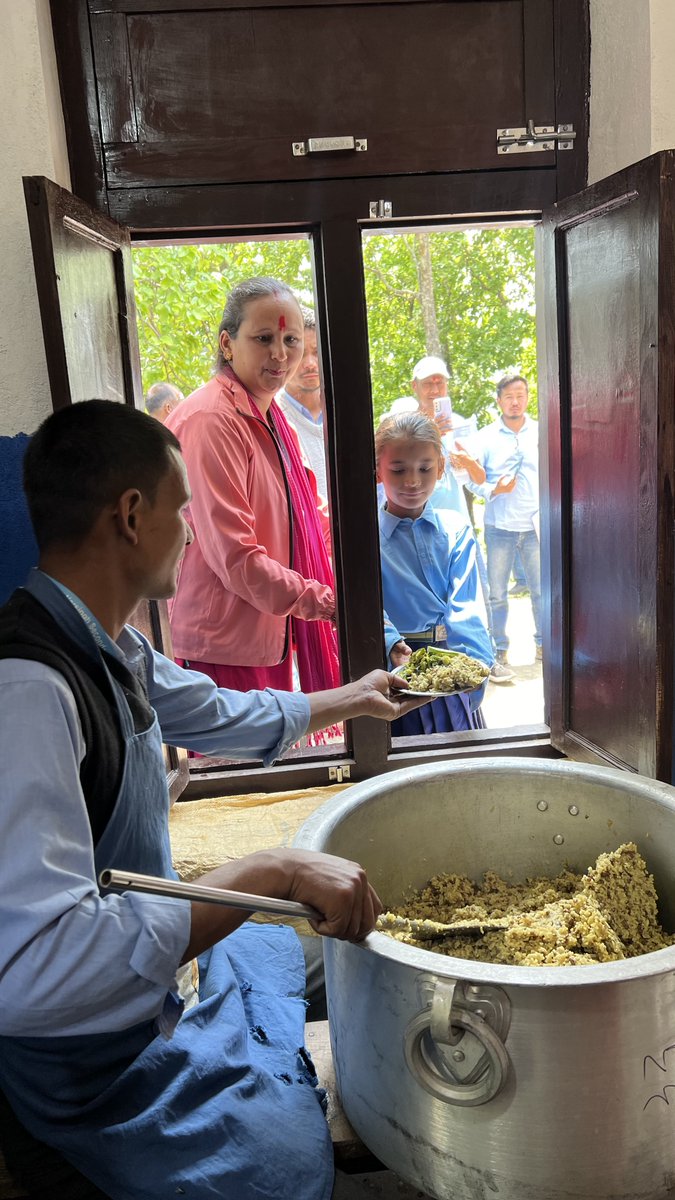 WFP_Nepal's tweet photo. Narshing School in Bajura district has cut firewood use from 50kg to 5kg thanks to @WFP's new kitchen &amp; efficient stoves 🪵💚

Partnering with @NorwayinNepal, @UNDPNepal, @libirdnepal, @icimod &amp; #AEPC under #RERAS to bring clean energy for nutritious, home-grown school meals 🥬🥔 https://t.co/3O438z7rF6