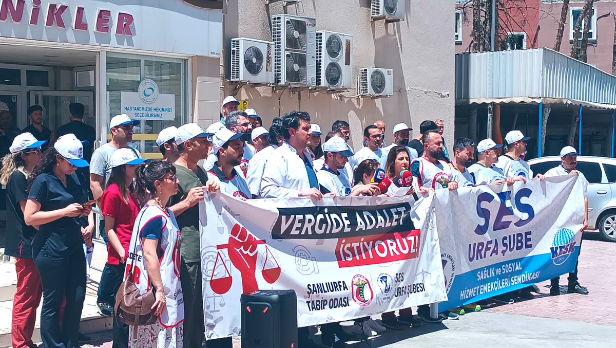 urfatabip's tweet photo. Süresiz şekilde başlattığımız “Vergide Adalet” eylemlerimizin 12. haftasında Balıklıgöl Devlet Hastanesi Poliklinikleri önünde bir araya gelerek basın açıklamamızı gerçekleştirdik. Adaletsiz vergi kesintilerine karşı taleplerimiz karşılanana değin eylemlerimize devam edeceğiz. https://t.co/ZHFuLC3JQK