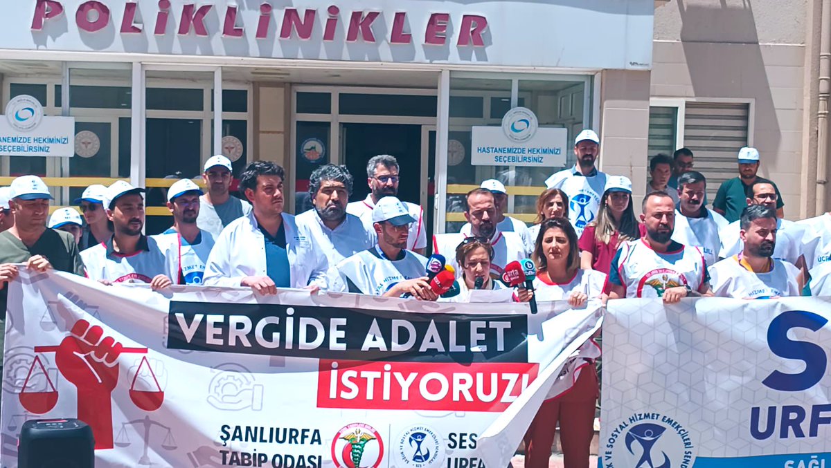 urfatabip's tweet photo. Süresiz şekilde başlattığımız “Vergide Adalet” eylemlerimizin 12. haftasında Balıklıgöl Devlet Hastanesi Poliklinikleri önünde bir araya gelerek basın açıklamamızı gerçekleştirdik. Adaletsiz vergi kesintilerine karşı taleplerimiz karşılanana değin eylemlerimize devam edeceğiz. https://t.co/ZHFuLC3JQK