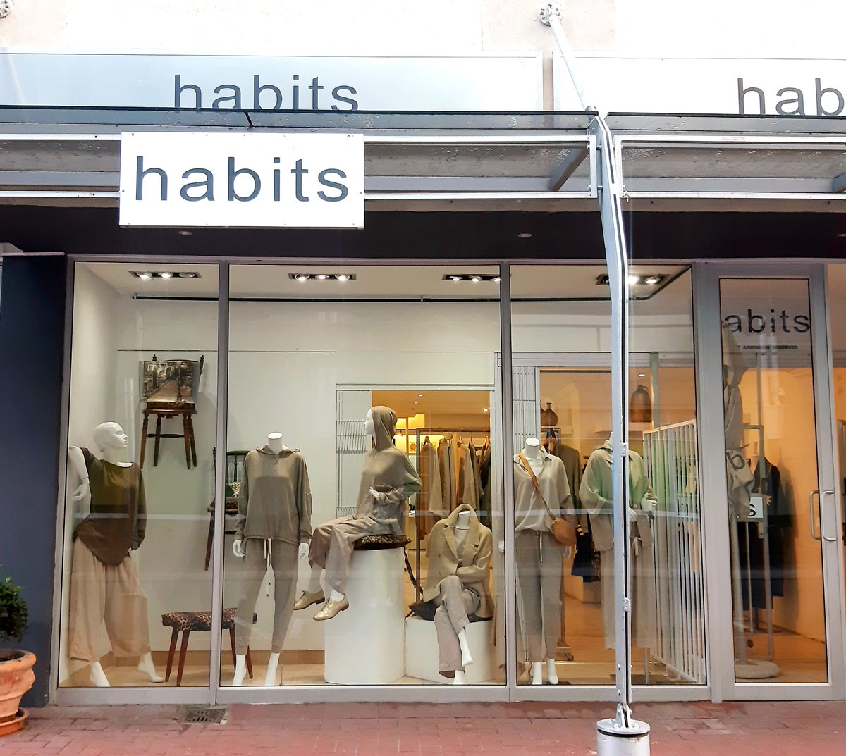 HabitsFashion's tweet image. #WednesdayWindow 📷📷
Our cosy new window is giving us low-key, chic vibes in a dreamy, creamy colour palette 📷
Shop our new ranges instore &amp;amp; online &amp;gt;&amp;gt; tinyurl.com/dk6p66ja
#HabitsFashion #AW24 #habitswindow #locallymade #supportlocal