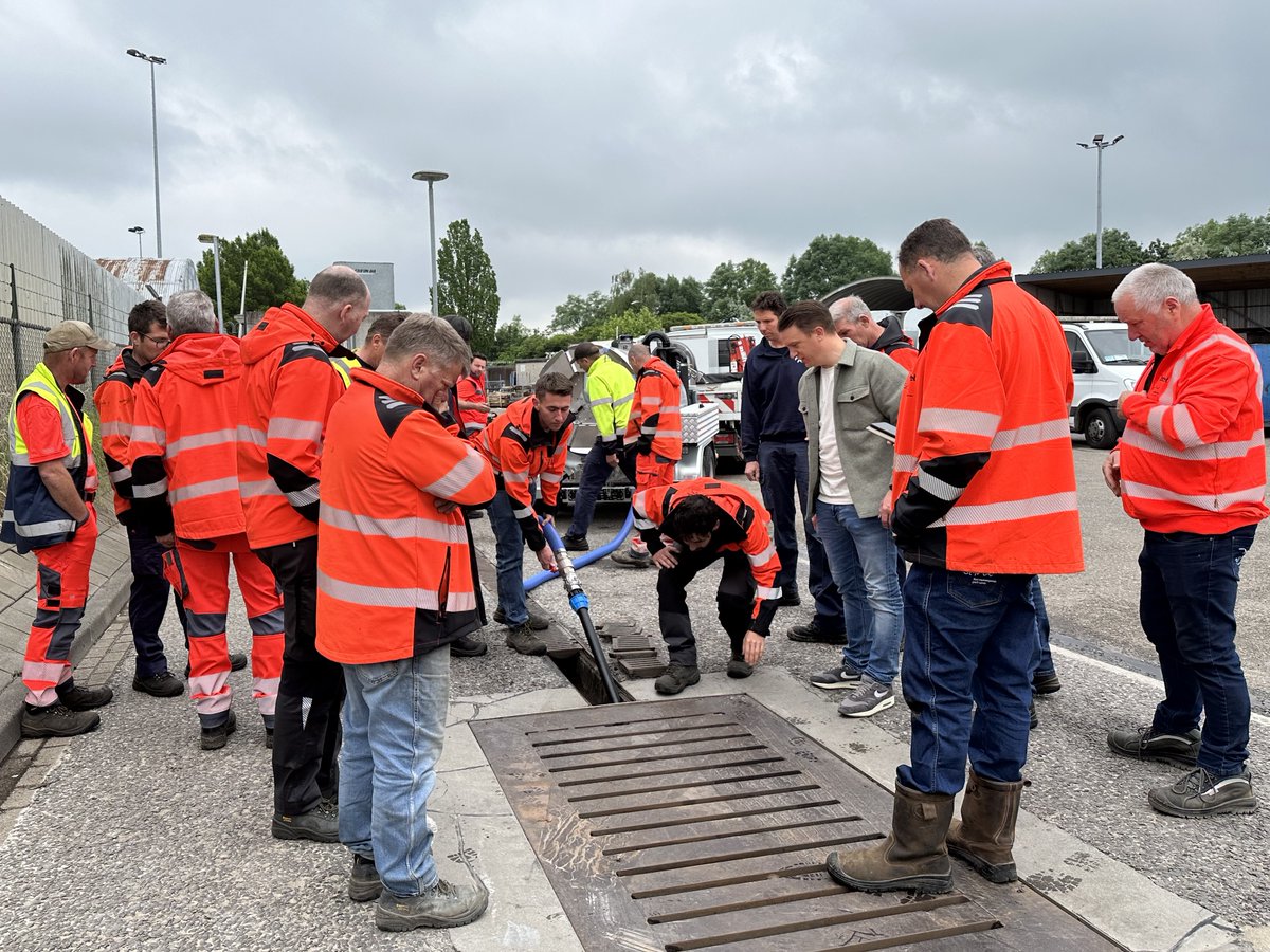 Rioned_INTL's tweet photo. This morning, Boxtel municipality took delivery of its suction trailer, MultiJet and FlexJet+. Of course with extensive instruction from one of our representatives Clement Tobie. We wish all employees much working pleasure with their new equipment. https://t.co/kcMGF01Khl