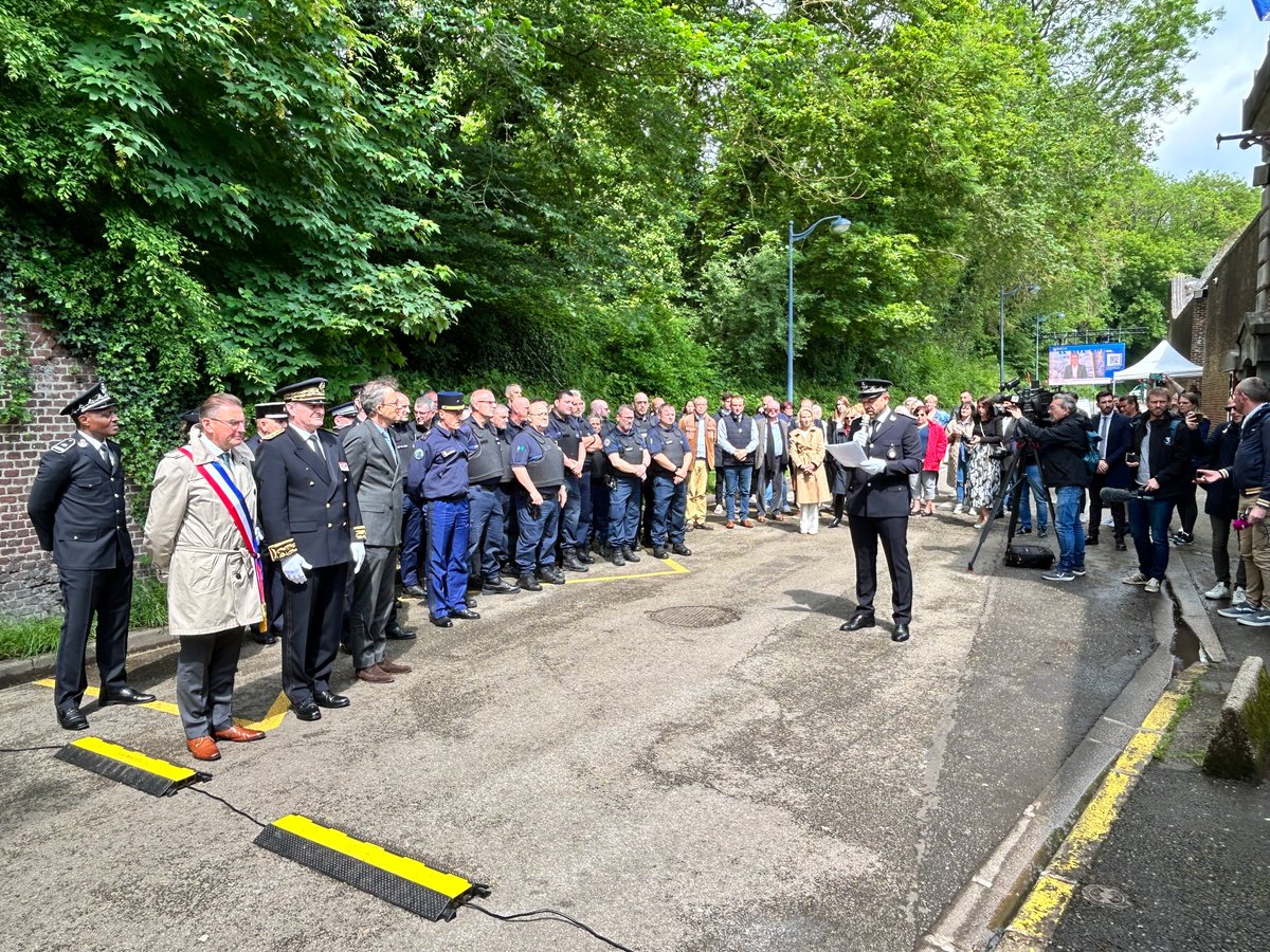 🙏 Ce matin, à la maison d'arrêt d'Arras se tenait un hommage aux 2 agents pénitentiaires assassinés dans l'Eure le 14 mai
👉 <a href="/FLeturque/">Frédéric Leturque 🇪🇺🇫🇷</a>  maire d'Arras, a rendu hommage aux victimes
👮 De nombreux agents et Arrageois ont pris part à la cérémonie