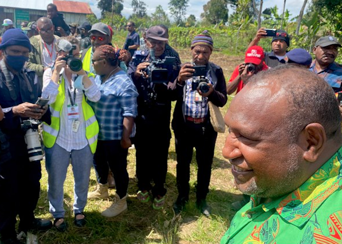 Journalists challenge #PNG government over ‘media control’ policy #AsiaPacificReport @BenarNews #mediafreedom #pressfreedom #parliament #mediacouncilpng #JamesMarape @StefArmbruster @Scott_Waide #HarlyneJoko @PACNEWS2 asiapacificreport.nz/2024/05/22/jou…