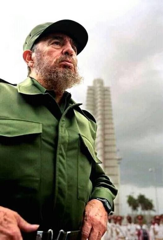 #Fidel: 'Lo que garantiza la Revolución, lo que hace que la Revolución se sienta segura, es la convicción de que el pueblo de Cuba es un pueblo invencible'. Un pueblo unido entorno al partido. 🔵🔴⚪ #FidelPorSiempre 🇨🇺