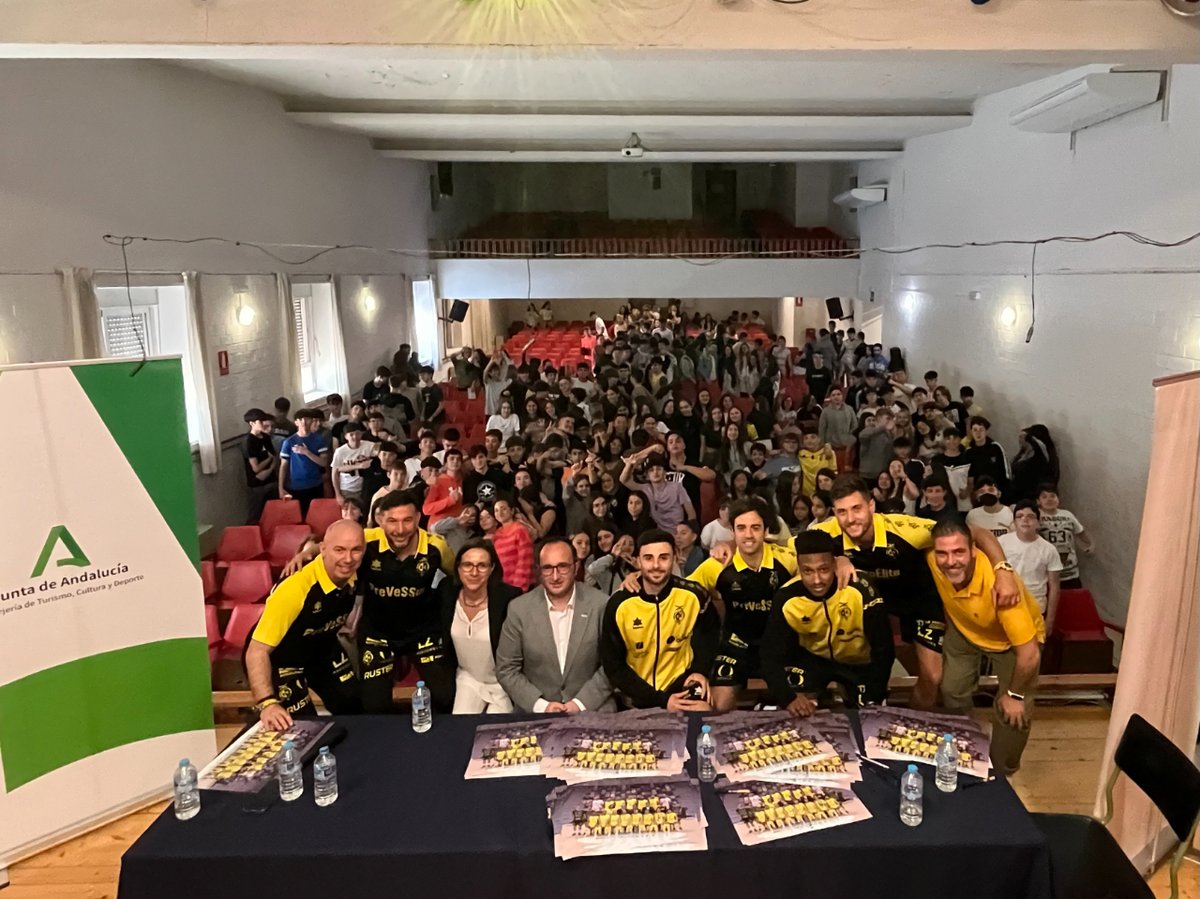 🏫 ¡Hoy visitamos a los alumnos del IES Santa Catalina de Jaén! ⚽️ Con @danirodriguezfs, @jesustorresfs, @renaescuro, @Cesillas10, @PablodelMoral14 y @EspindolaFutsal 👥 @ayalamendi estuvo también presente @TurismoAND @JaenJunta 👏 ¡Gracias por esta gran mañana! #SomosJaén💛