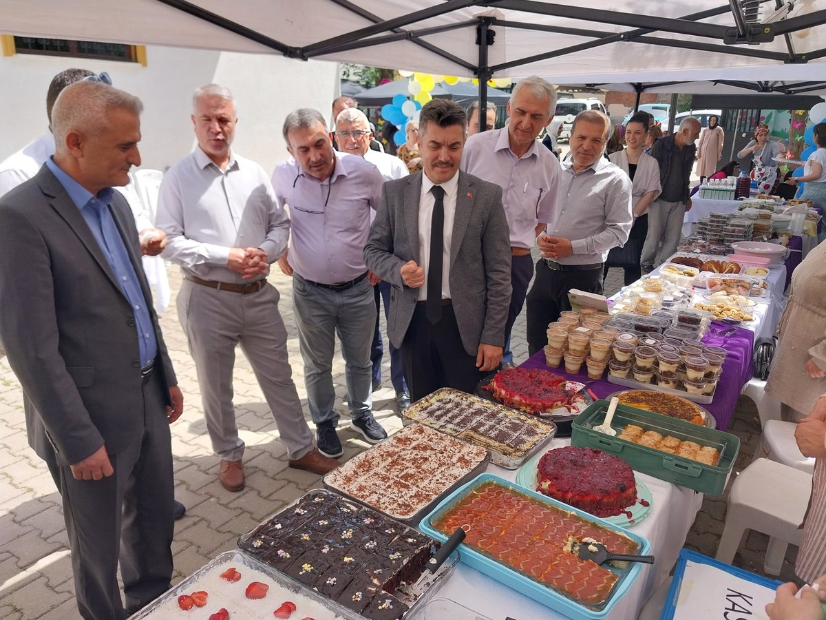 Osmangazi_MEM's tweet photo. İlçe Milli Eğitim Müdürümüz Metin SEZER
Şube Müd.Kahraman ŞIK,Kemalettin GENÇER,Yücel İZCİ,İl Şube Müd. Mustafa SAYIN
 Şerife Bacı Özel Eğitim Anaokulu kermesinde paydaşlarla buluştular
@Ali_Partal
@MetinSEZER_16
@KemalettnGencer 
@izci_yucel
@kahraman47_s
@MustafaSayin37 https://t.co/UFAtTsGRx3