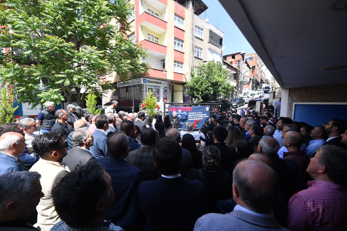 10 yıl önce Okmeydanı Cemevi bahçesinde kolluk kuvveti kurşunuyla hayatını kaybeden Uğur Kurt'un ardından düzenlenen anma törenine İlçe Başkanlarımız, İl Yöneticilerimiz, Beyoğlu Belediye Başkanımız İnan Güney ve Şişli Belediye Başkanımız Resul Emrah Şahan ile katıldık. 10 yıl