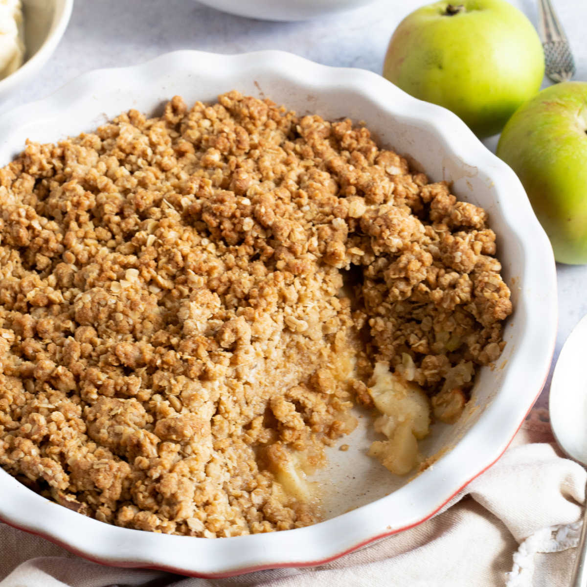 A quick and easy cinnamon apple crumble recipe made with tart Bramley apples and a buttery sweet flapjack style oat topping!

Get the recipe => bit.ly/39mOJ7e