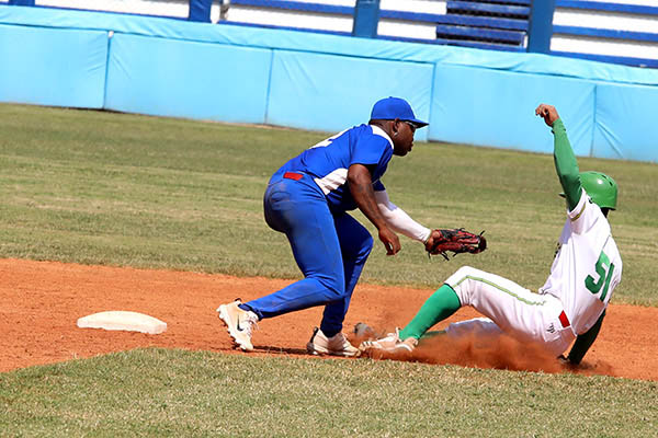 Huracanes 'azotan' la vega en Serie Nacional de #Beisbol El representativo de Mayabeque venció 10x0 a los Vegueros pinareños, en cinco entradas. #Cuba #BeisbolCubano jit.cu/NewsDetails.as…