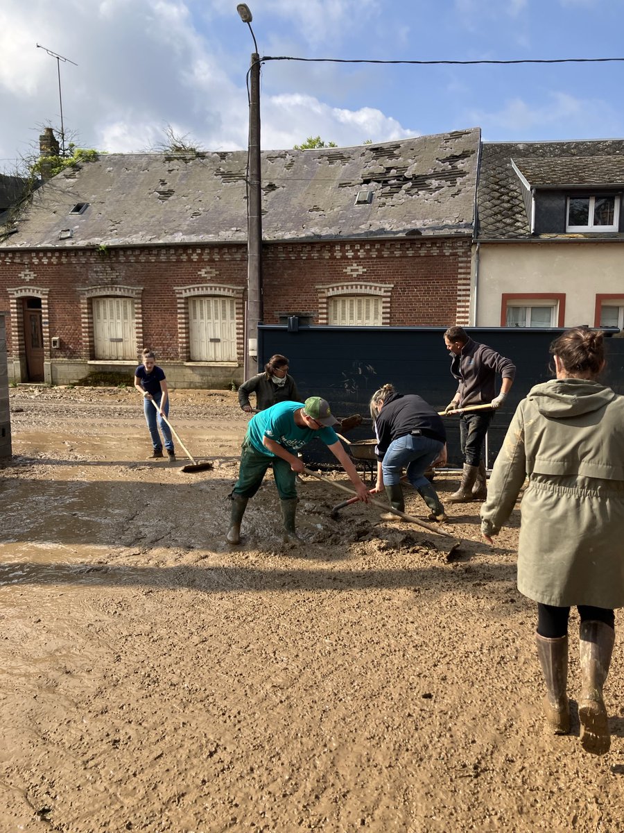 FAntson's tweet image. Coulée de boue dans la Vallée de la #Somme , après violents orages. dégâts impressionnants dans le village de Sailly Laurette. #inondations #Hdf ⁦@RTLFrance⁩