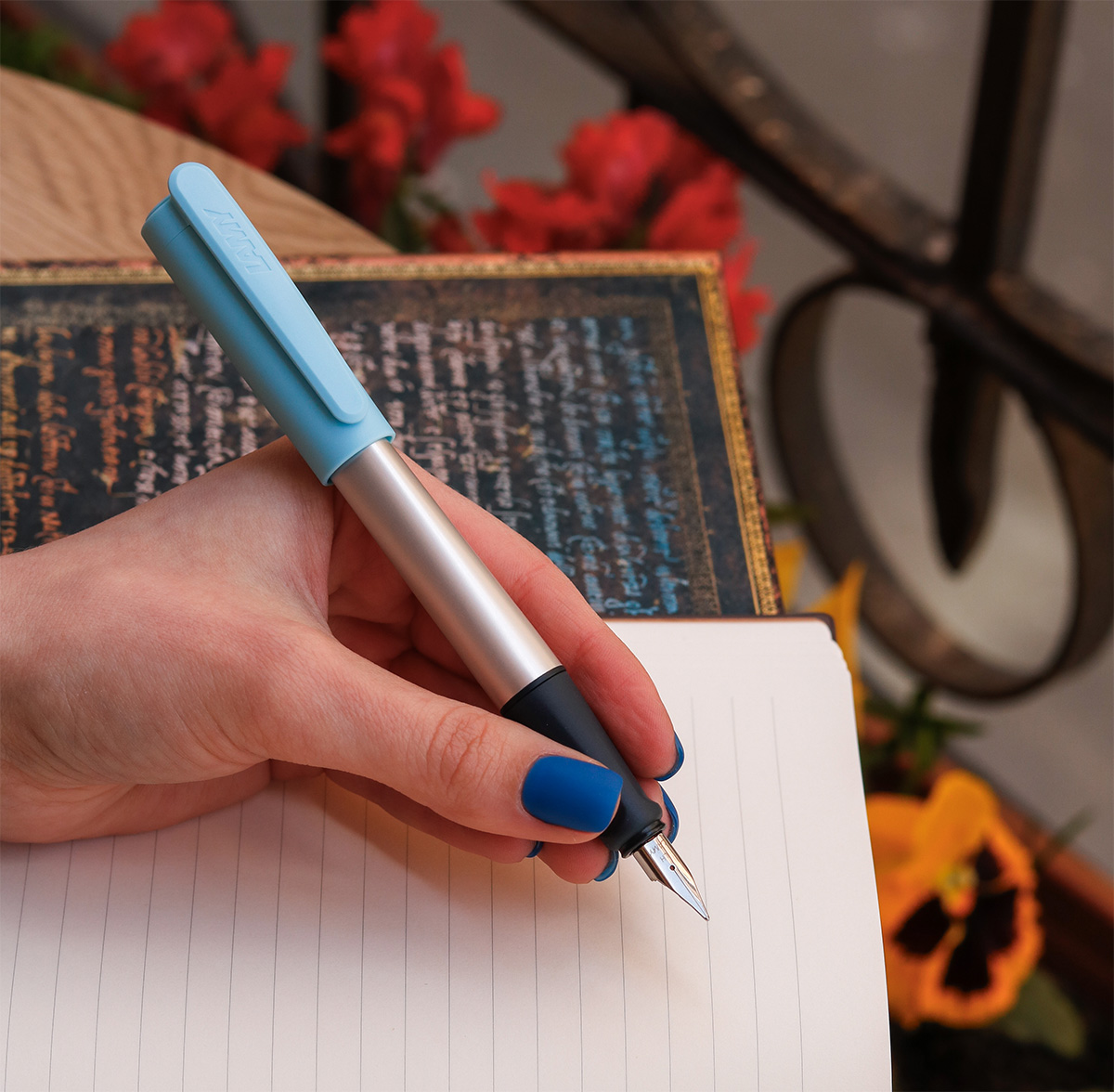 djournal's tweet image. Серед усього асортименту пір’яних ручок нашого магазину — лише три ручки спеціально спроектовані для письма лівою рукою. Ділимося історією пошуку ідеальної ручки — shop.djournal.com.ua/blog/pens-for-…