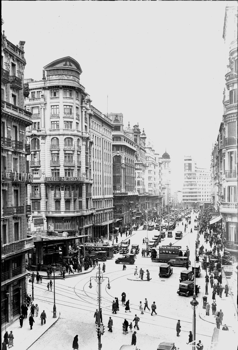 ¿Cómo era la la vida y el pasear por esta Gran Vía que ves en la foto, entonces llamada Avenida Pi i Margall? Te lo contamos en este libro -> edicioneslalibreria.com/tienda/madrid-… #madrid #libros