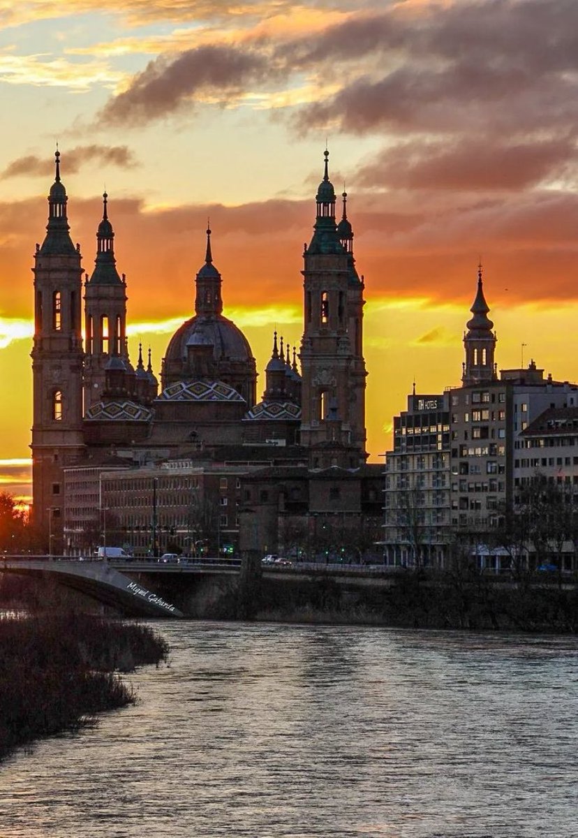 Amanecer ☺️📸 en nuestra preciosa Ciudad de Zaragoza. ¿Que simboliza para ti Zaragoza y sus gentes? Fotografía de miguelgabarda