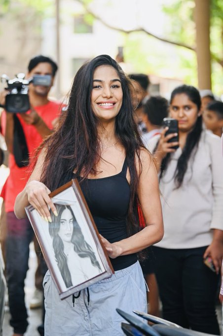 Met a fan last evening! Such a sweet gesture 🤗 https://t.co/Cli32UXjg6