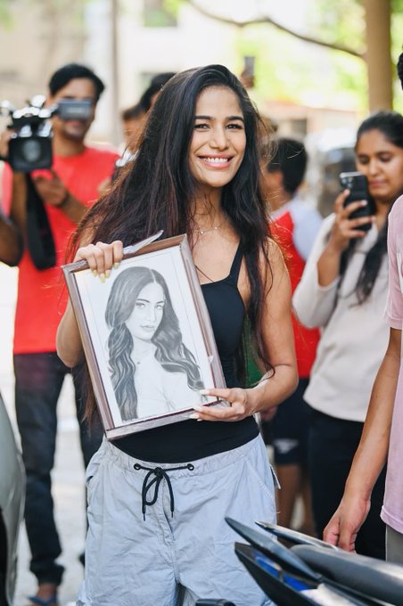 Met a fan last evening! Such a sweet gesture 🤗 https://t.co/Cli32UXjg6