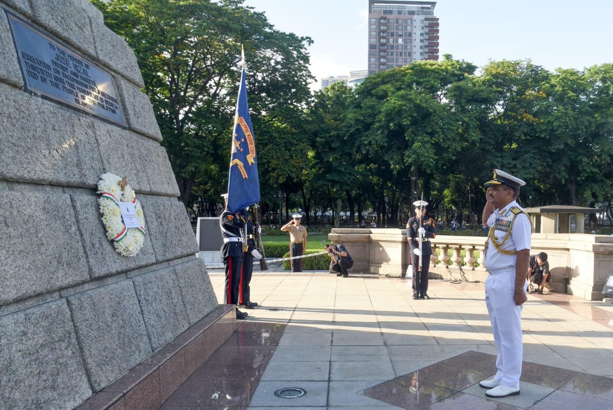 ⚓️On behalf of the @Indiannavy and officers & crew of the #TheSunriseFleet, the FOCEF and COs of #INSDelhi, #INSShakti & #INSKiltan paid tributes to Dr José Rizal, a patriot, writer, poet and the revered National Hero of #Philippines. #IndianNavy #BridgesofFriendship