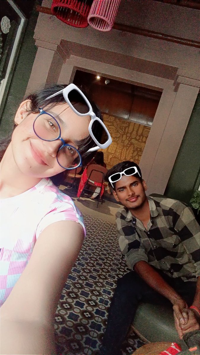 Rithikyadavv's tweet photo. Starbucks chill with friends 
After some time we tack one selfie 🤳 
Bollo in comments.    👉  HOW IT IS 👈 https://t.co/muifiEyLyk