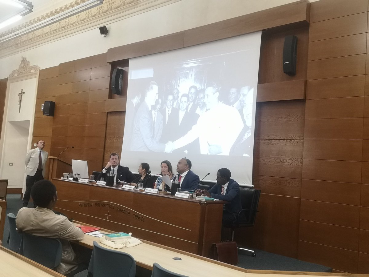 A conclusione della Giornata Mondiale dell'Africa si riporta la necessità di parlare dell'Africa con il pieno protagonismo degli Africani. Bisogna decolonizzare l'immaginario sull'Africa e investire sulla formazione come strada da percorrere. #WorldAfricaDay <a href="/UniSantaCroce/">Pontificia Università della Santa Croce</a>