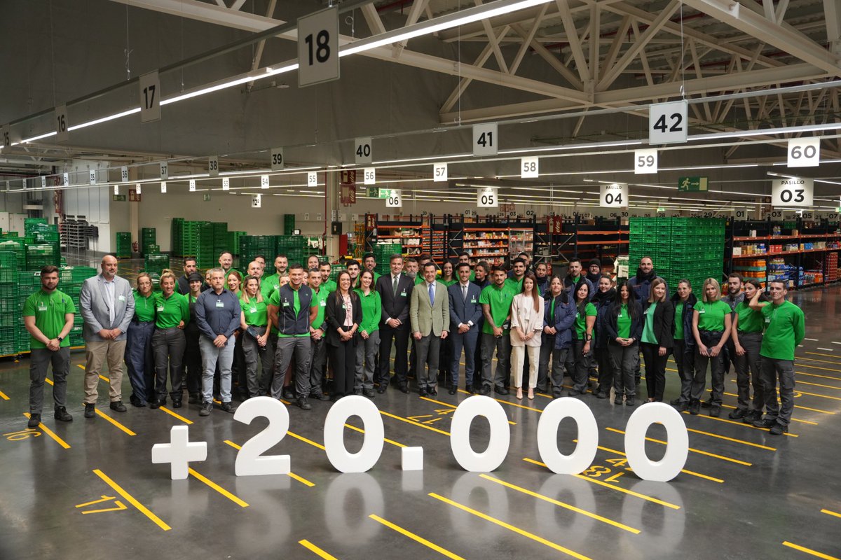 JuanMa_Moreno's tweet photo. ¡@Mercadona supera los 20.000 trabajadores en #Andalucía!

Un hito que evidencia que nuestra comunidad es determinante en su plan de negocio.

Visito su centro logístico de venta online en Sevilla, conocido como la Colmena. Ejemplo de innovación y sostenibilidad.

¡Enhorabuena! https://t.co/5i7TFZIurl