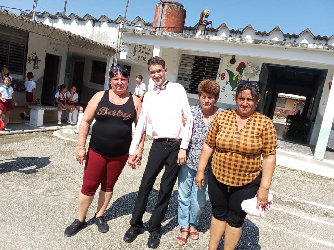 nuestroremedios's tweet photo. 🥳| Yorkis Rodríguez, como todo niño es especial y hacerlo feliz no es tarea difícil. Estas fotos hablan de su felicidad, de sonrisas que acogen un día festivo junto a quienes, desde hace años, han ayudado y lo empujan a convertirse en el adolescente que es hoy. 
#NuestroRemedios https://t.co/sKFlqpQQ2i