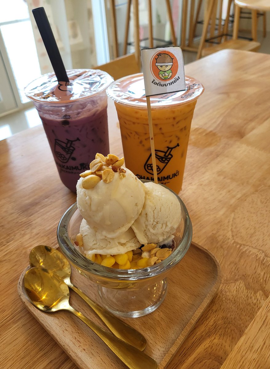 sweetbeam_'s tweet photo. แวะมาร้านนางละเวงคาเฟ่ มีทั้งของคาว ของหวานเลย อร่อยมากๆ ก๋วยเตี๋ยวต้มยำสุโขทัยคืออร่อยมาก ถูกปากมากๆ เราเป็นคนกินเผ็ดอยู่แล้วเลยต้องเติมพริกอีก แต่มันรสชาติกำลังดีอยู่แล้ว ไอติมอร่อยไม่หวานมากมันจะแบบนัวๆหน่อย ชอบก๋วยเตี๋ยวมากแบบต้องสั่งกลับบ้านเลย ไว้จะมาใหม่นะ @Louis_Thanawin https://t.co/K9FuTMbAHa