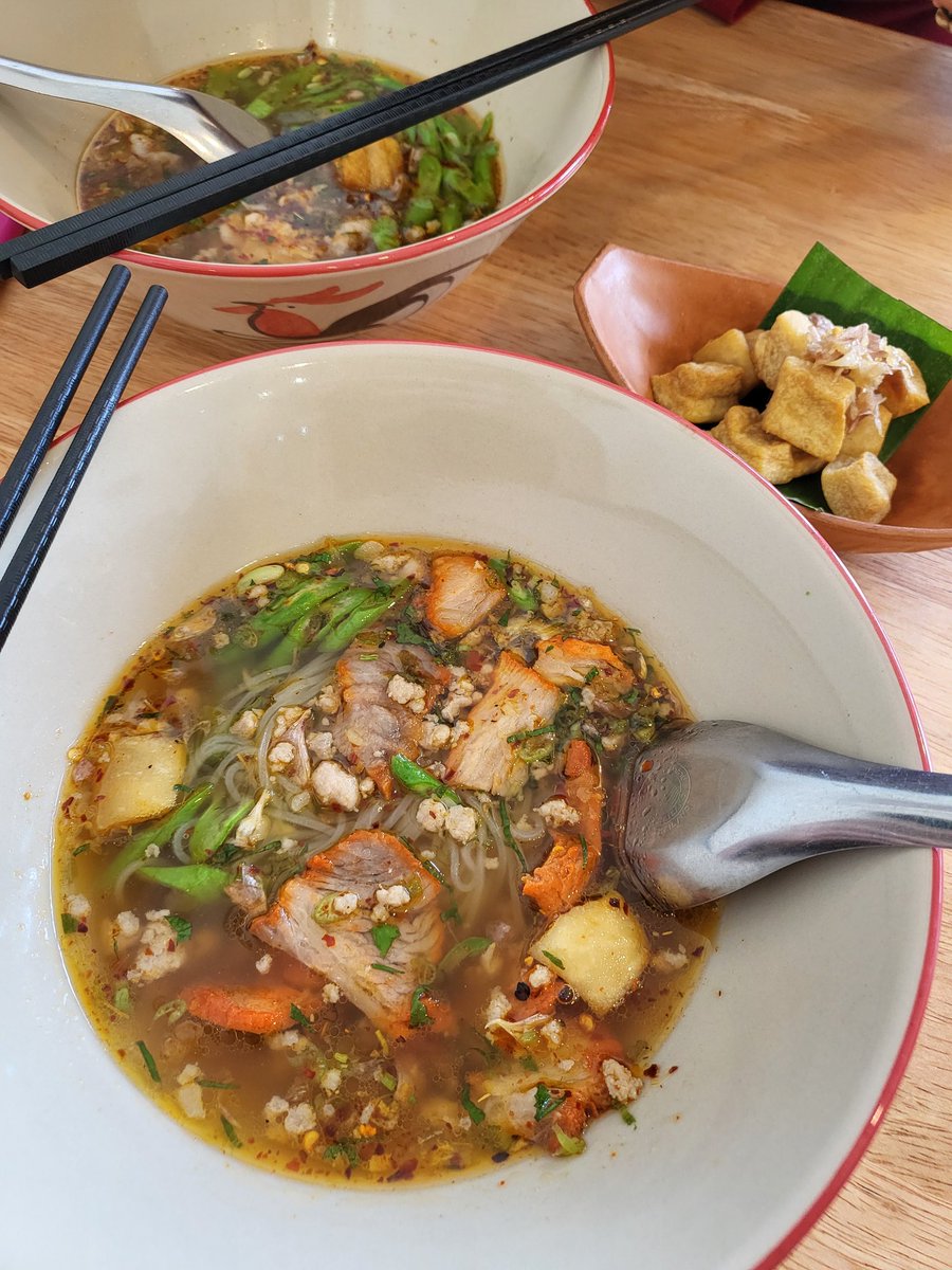 sweetbeam_'s tweet photo. แวะมาร้านนางละเวงคาเฟ่ มีทั้งของคาว ของหวานเลย อร่อยมากๆ ก๋วยเตี๋ยวต้มยำสุโขทัยคืออร่อยมาก ถูกปากมากๆ เราเป็นคนกินเผ็ดอยู่แล้วเลยต้องเติมพริกอีก แต่มันรสชาติกำลังดีอยู่แล้ว ไอติมอร่อยไม่หวานมากมันจะแบบนัวๆหน่อย ชอบก๋วยเตี๋ยวมากแบบต้องสั่งกลับบ้านเลย ไว้จะมาใหม่นะ @Louis_Thanawin https://t.co/K9FuTMbAHa