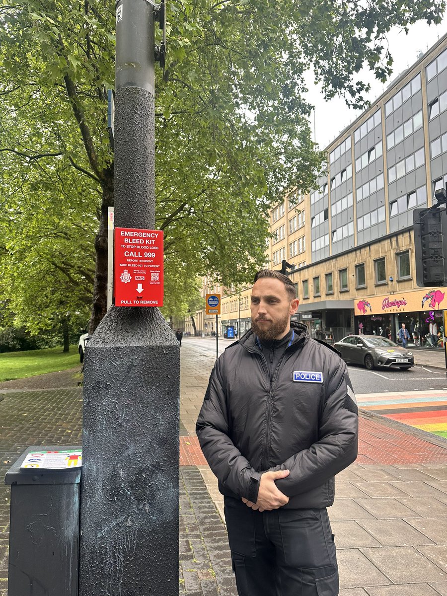 Pleased to see the addition of a bleed kit in Castle Park, near the falafel hut Edna’s Kitchen (top of Union Street)

When someone incurs a life threatening bleed for any reason, every second counts to save their life

ALWAYS Call 999 first 

#BleedKit