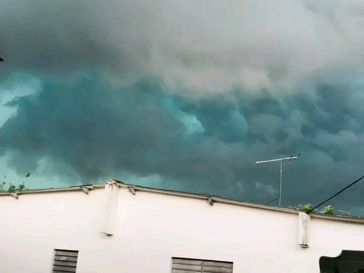 nuestroremedios's tweet photo. ⛈️| A raíz de una tormenta local ocurrida en el poblado General Carrillo se encuentra afectado el servicio eléctrico.

#NuestroRemedios
#JuntosPorVillaClara

📸| Tomadas de la red
✍🏼| Noticia en construcción. https://t.co/GSATFlH7yD