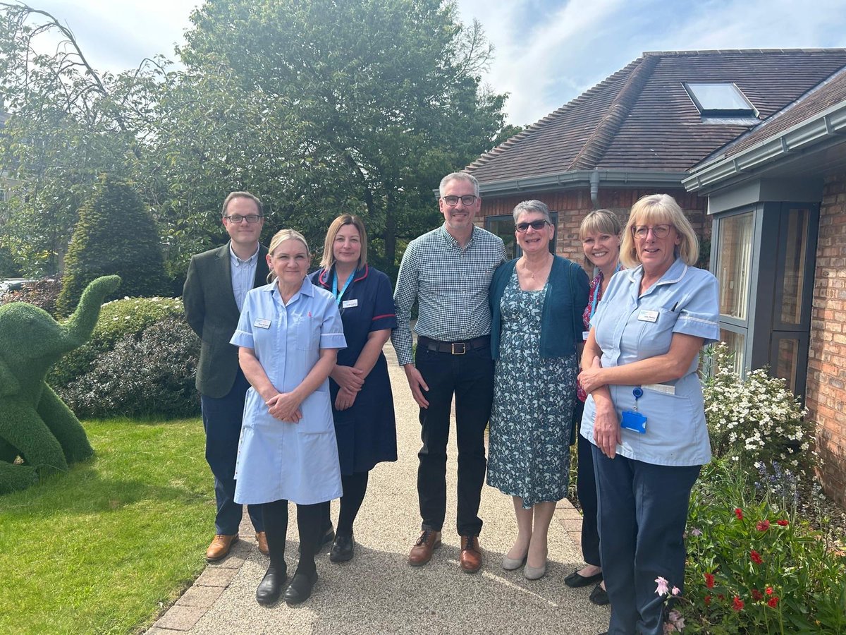 A #York hospice has received a £20,000 funding boost after lawyer @IMOliverCollett helped recover care costs following the death of former engineer Stuart Raggett from #Asbestos cancer. Find out more and how Stuart’s loved ones contributed to the donation. bit.ly/3wKObqV
