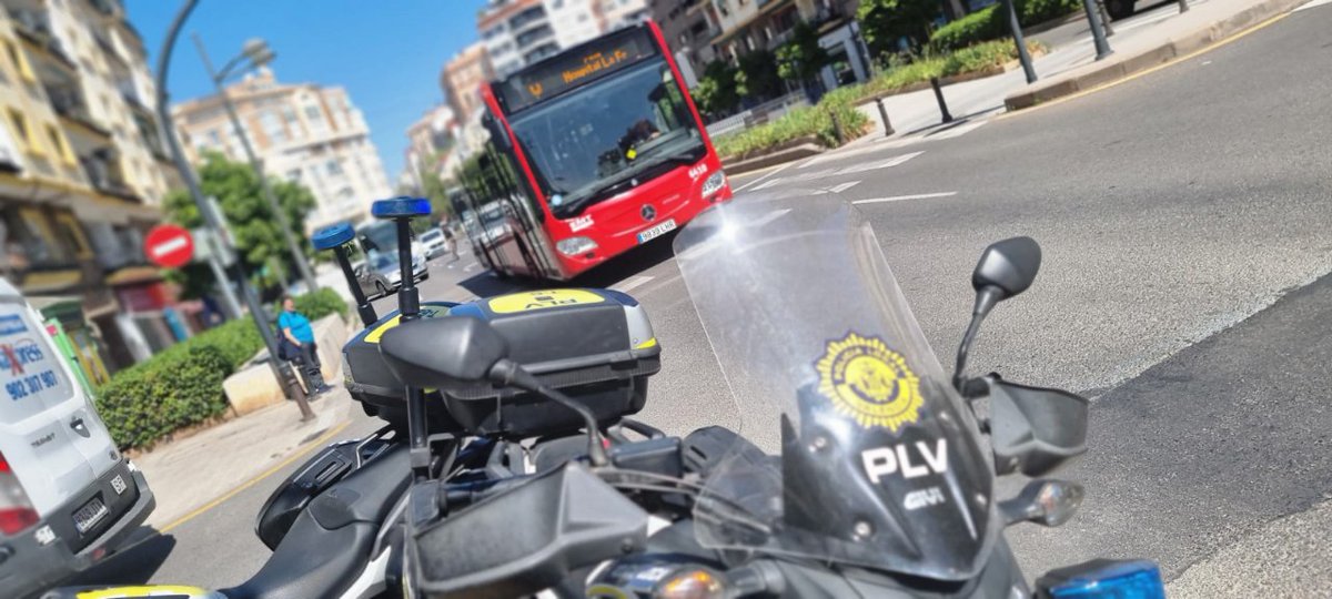 🚔 La @policialocalvlc ha puesto 1.054 multas a vehículos privados por circular o aparcar en el carril bus-#taxi, durante la campaña de control llevada a cabo durante el mes de abril. La mayoría, un 68%, ha sido por estacionar el vehículo en el carril. 🔗i.mtr.cool/qltacrqwcn