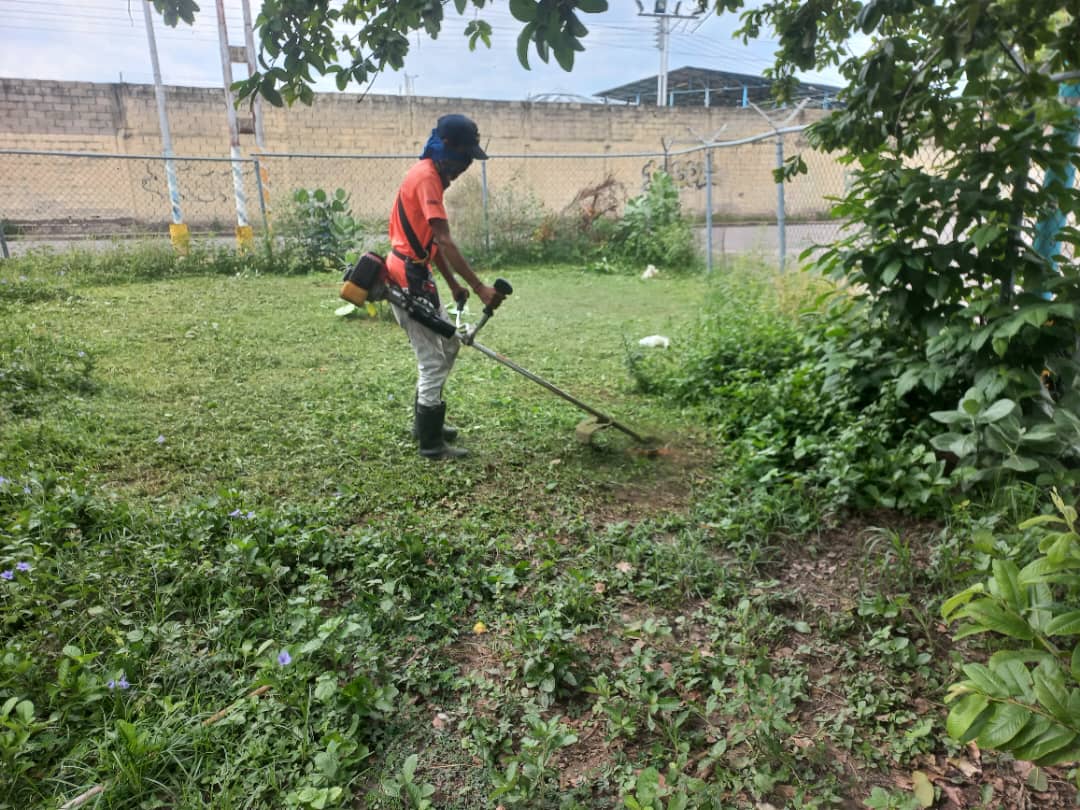#22Mayo iniciamos labores de limpieza desmalezamiento por parte del equipo de mantenimiento parroquial en las áreas verdes del NAP de Pedro Villa castin parroquia casco Turmero.

Gracias al Pdte. <a href="/NicolasMaduro/">Nicolás Maduro</a> y a nuestra alcaldesa <a href="/johanitakenpo/">Joana Sánchez</a>,